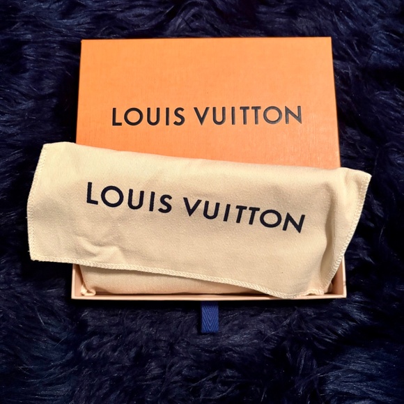 Louis Vuitton Monogram Sarah Wallet - Picture 2 of 8